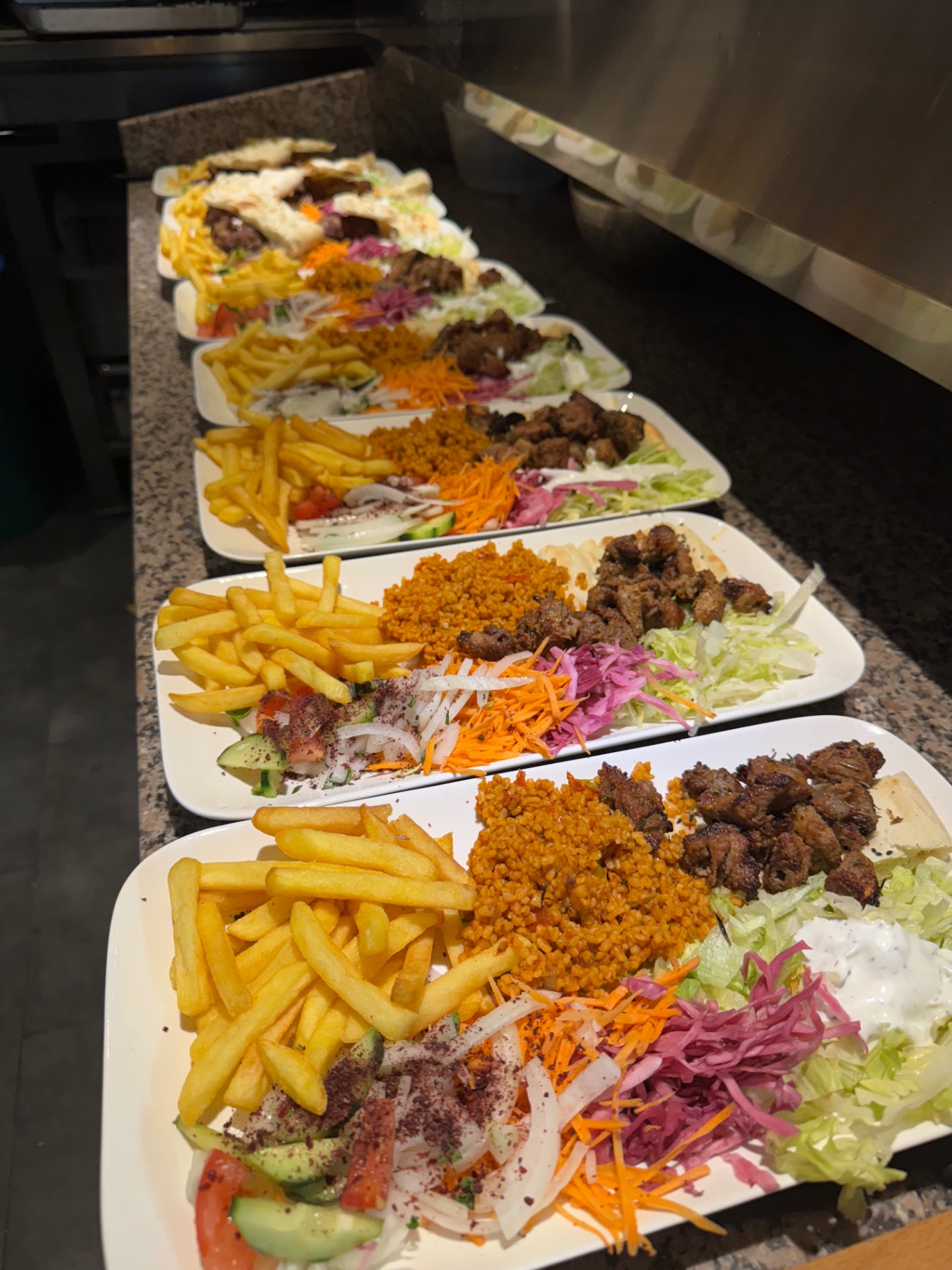 Gemischter Grillteller mit Beilagen