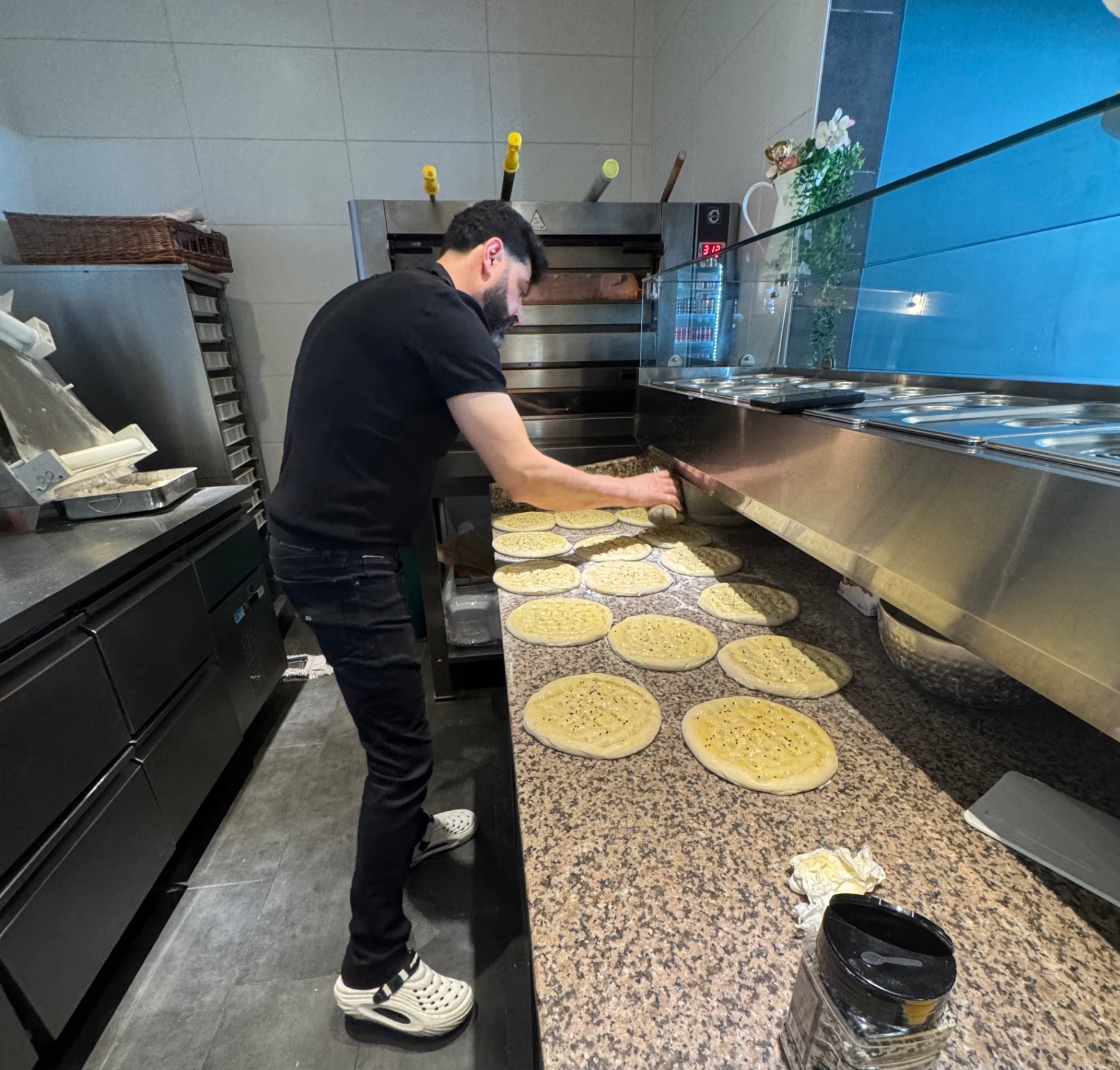 Frisches Fladenbrot wird geformt